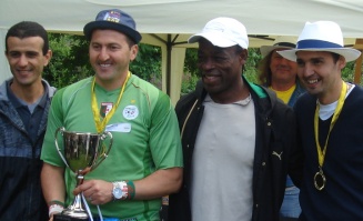 After a tense 
final, the lucky  winners collect their Ricard trophy from Betsen